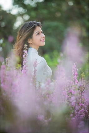 春天户外花丛白色奥黛美女写真图片